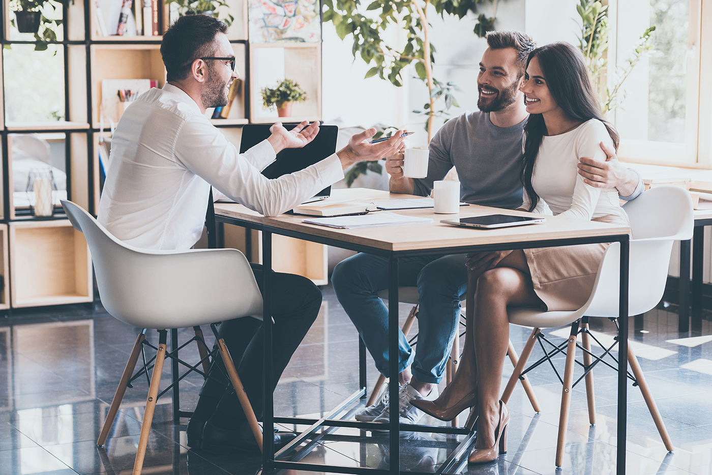 Independent agent speaking with family